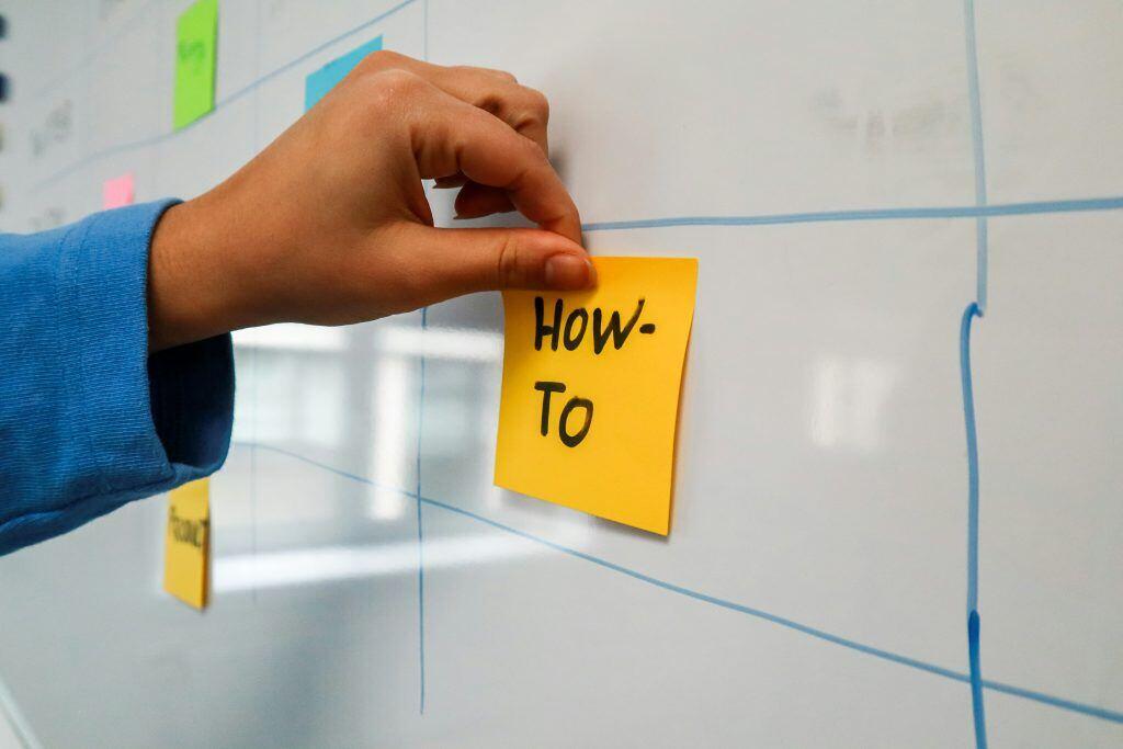 How-to post it, signifying steps for writing an effective recommendation letter