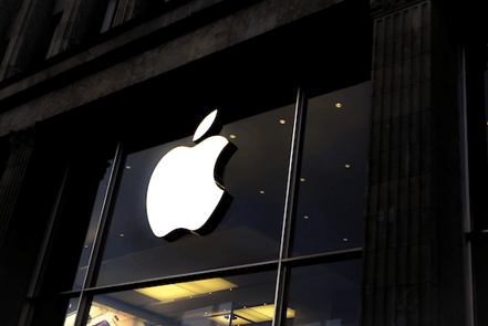 apple-logo-is-reflected-in-glass-building